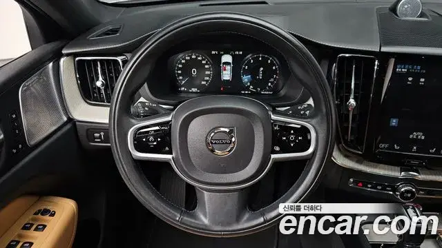 Volvo XC60 2020 — Фото 13/20