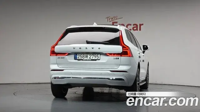 Volvo XC60 2023 — Photo 6/37
