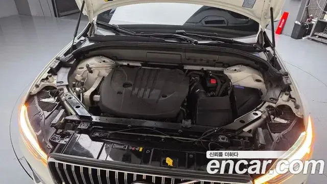 Volvo XC60 2023 — Photo 28/37