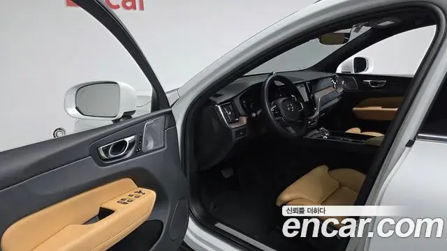 Volvo XC60 2023 — Photo 13/37