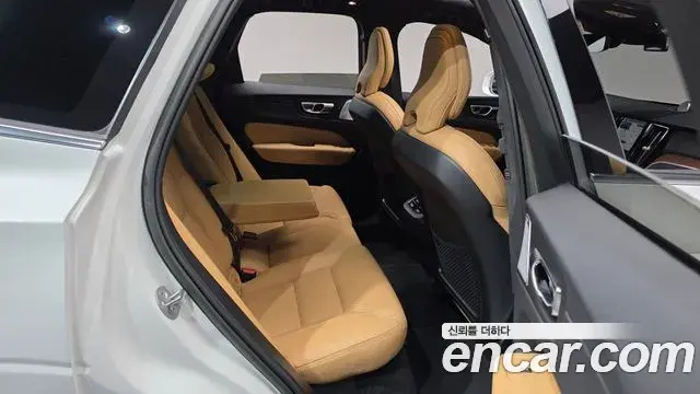 Volvo XC60 2023 — Photo 8/37