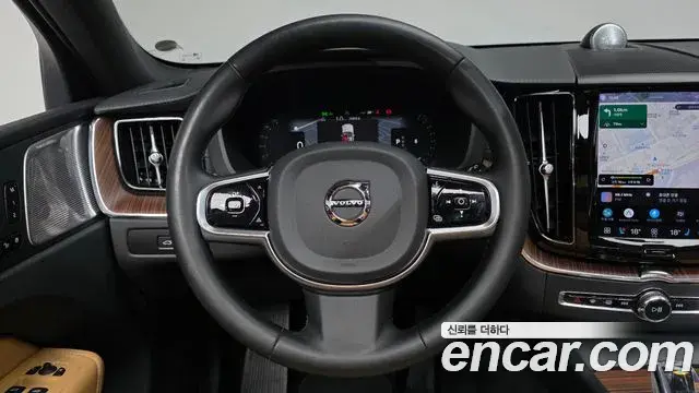 Volvo XC60 2023 — Photo 17/37
