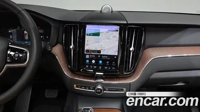 Volvo XC60 2023 — Photo 15/37