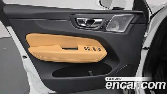 Volvo XC60 2023 — Photo 21/37