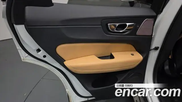 Volvo XC60 2023 — Photo 20/37