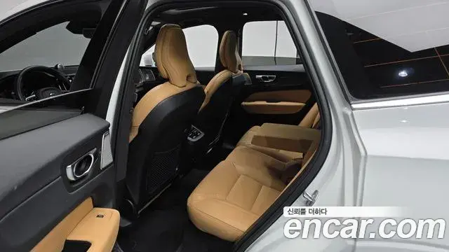 Volvo XC60 2023 — Photo 29/37