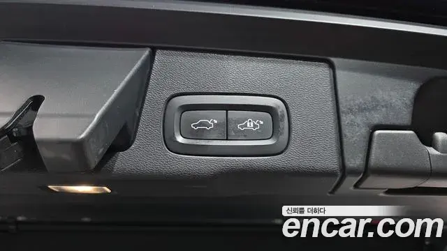 Volvo XC60 2023 — Photo 10/37