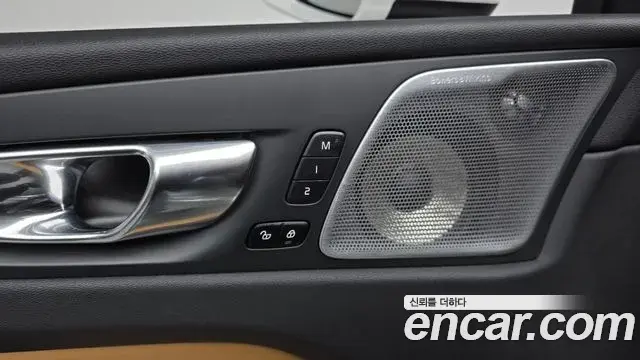 Volvo XC60 2023 — Photo 12/37