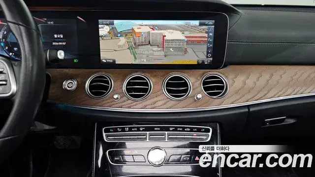 Mercedes-Benz E-Class 2020 — Фото 13/20
