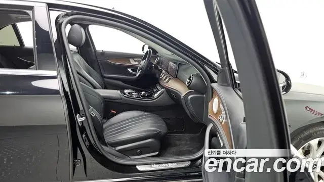 Mercedes-Benz E-Class 2020 — Фото 19/20