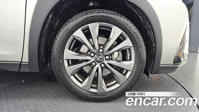 Lexus UX250h 2021 — Şəkil 22/30