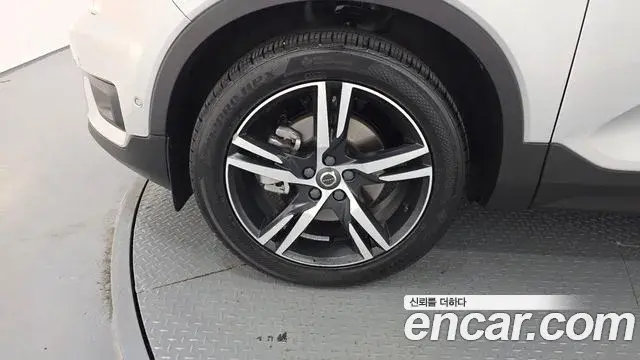 Volvo XC40 2018 — Photo 13/31