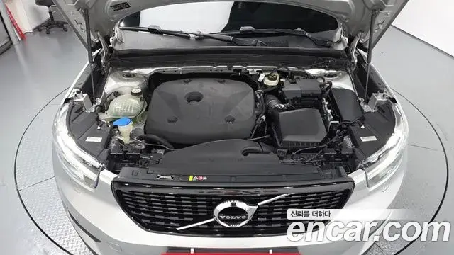 Volvo XC40 2018 — Photo 12/31