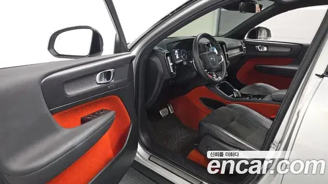 Volvo XC40 2018 — Photo 20/31