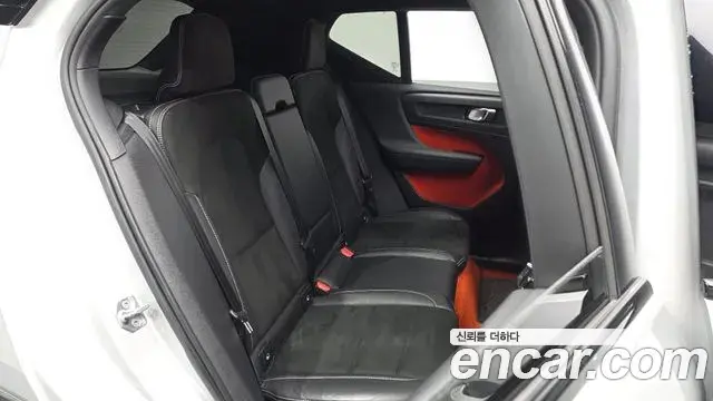 Volvo XC40 2018 — Photo 10/31