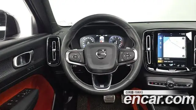 Volvo XC40 2018 — Photo 21/31