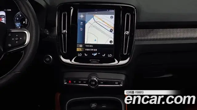 Volvo XC40 2018 — Photo 8/31