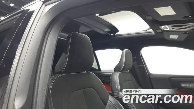 Volvo XC40 2018 — Photo 28/31