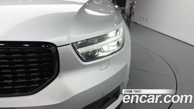 Volvo XC40 2018 — Photo 24/31