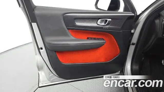 Volvo XC40 2018 — Photo 30/31