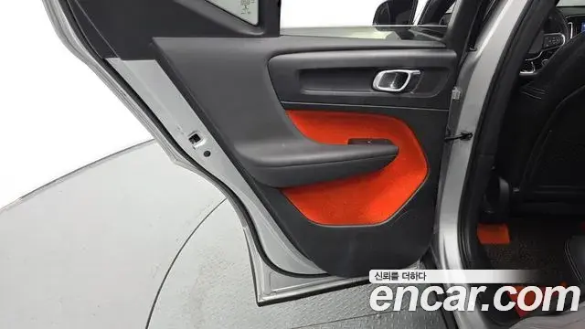 Volvo XC40 2018 — Photo 15/31