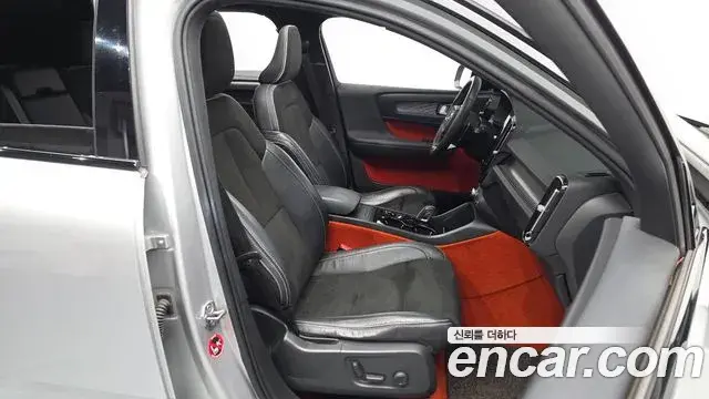 Volvo XC40 2018 — Photo 17/31