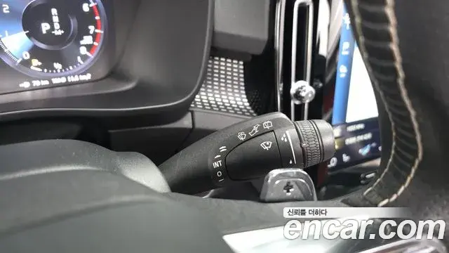 Volvo XC40 2018 — Photo 14/31