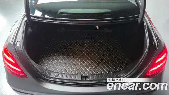 Mercedes-Benz E-Class 2018 — Фото 17/20