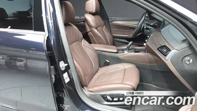 BMW 5 Series 2019 — Фото 11/20