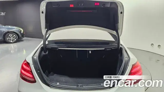 Mercedes-Benz E-Class 2020 — Фото 20/20