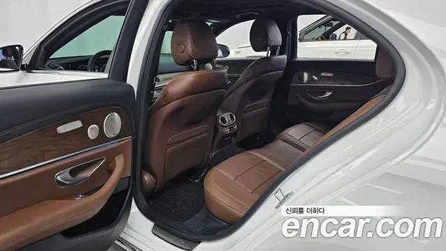 Mercedes-Benz E-Class 2021 — Фото 12/20