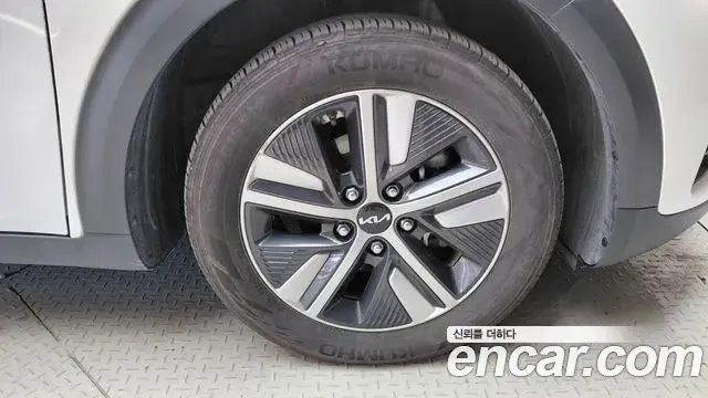 Kia Niro 2021 — ფოტო 15/30