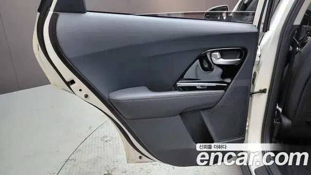 Kia Niro 2021 — ფოტო 16/30