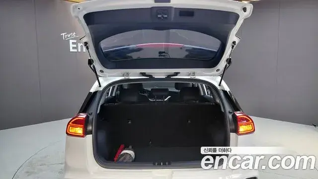 Kia Niro 2021 — ფოტო 24/30
