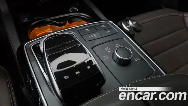 Mercedes-Benz GLE-Class 2019 — Şəkil 27/33