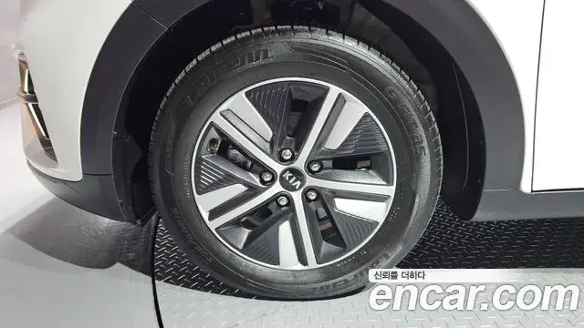 Kia Niro 2019 — Фото 5/20