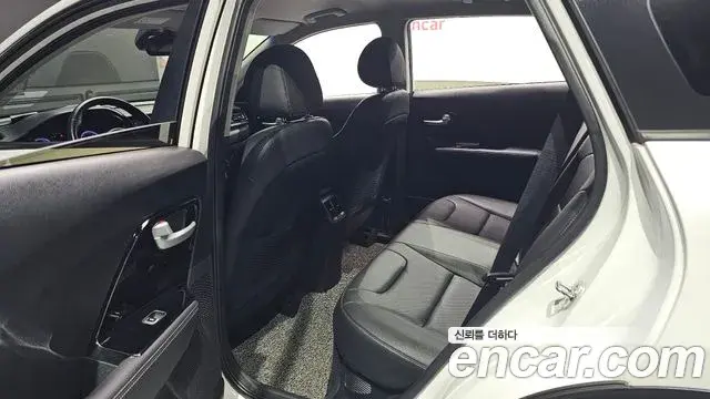Kia Niro 2019 — Фото 11/20