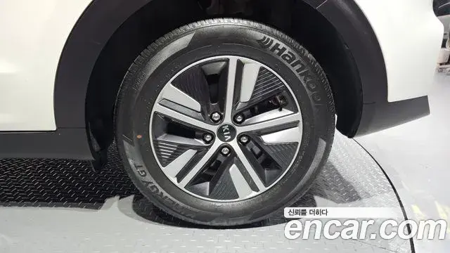 Kia Niro 2019 — Şəkil 23/30
