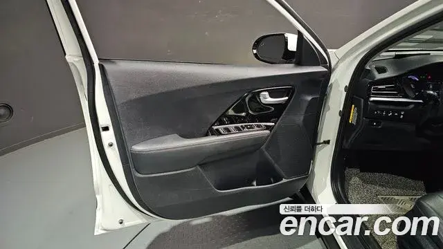 Kia Niro 2019 — Şəkil 24/30