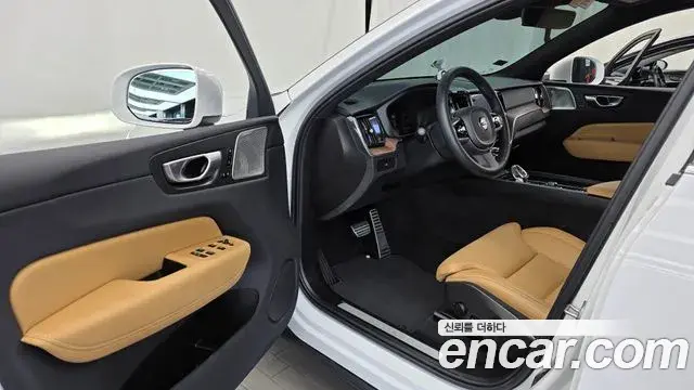 Volvo XC60 2023 — Фото 10/20