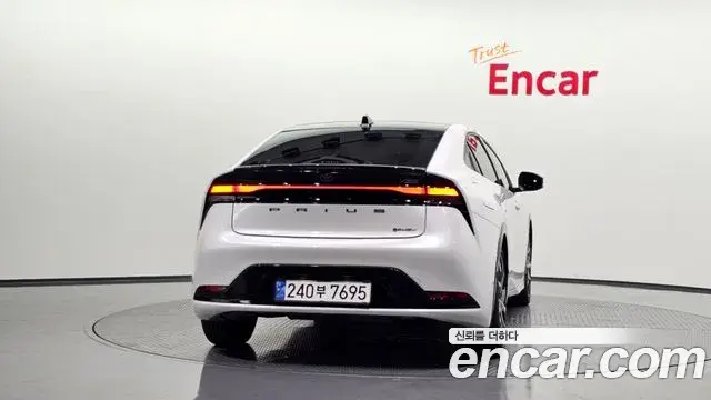 Toyota Prius 2024 — ფოტო 1/30