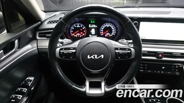 Kia K5 2021 — ფოტო 25/30