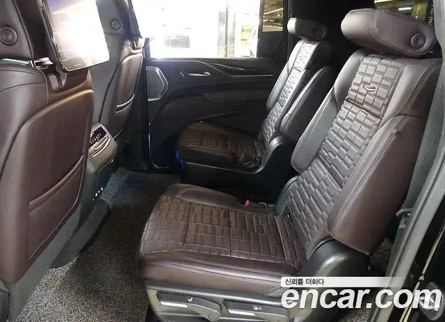 Cadillac Escalade 2023 — Фото 16/20
