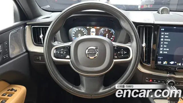 Volvo XC60 2018 — Фото 14/20