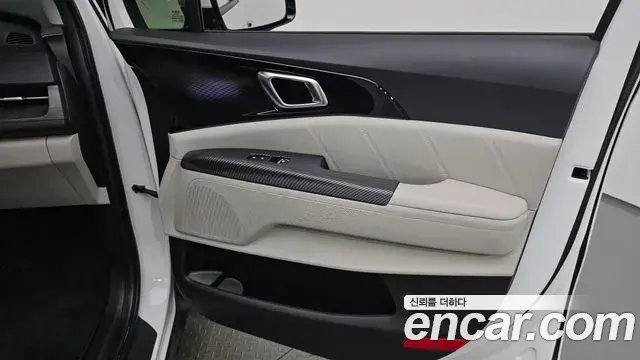 Kia Carnival 2023 — ფოტო 23/38