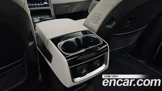 Kia Carnival 2023 — ფოტო 21/38