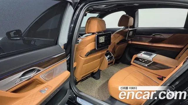 BMW 7 Series 2022 — Фото 12/20