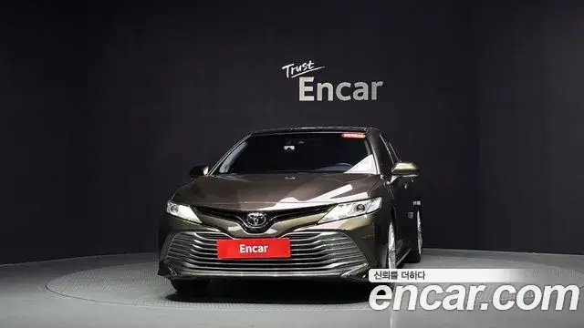 Toyota Camry 2018 — Фото 3/20