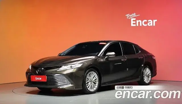 Toyota Camry 2018 — Фото 1/20