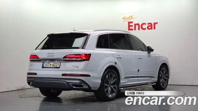 Audi Q7 2022 — Фото 1/20